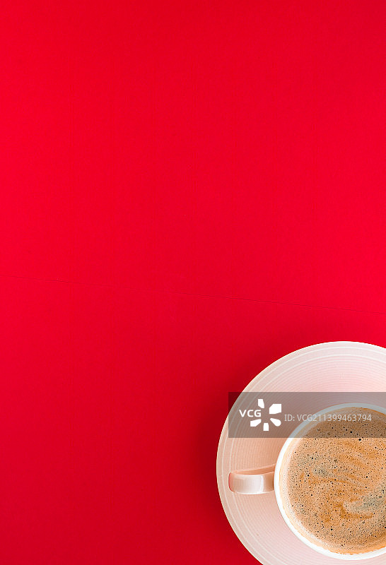 正上方的镜头咖啡杯在红色的背景图片素材