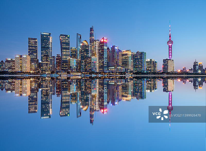 上海北外滩陆家嘴建筑群天际线和黄浦江夜景全景图片素材