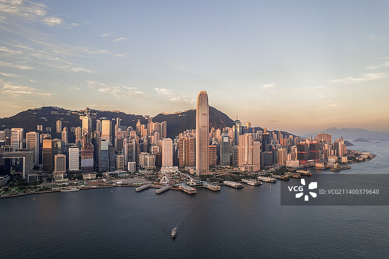 中国香港照耀在晨光中的城市天际线图片素材