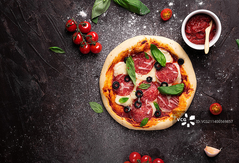 新鲜出炉的意大利披萨配番茄和罗勒，产自俄罗斯图片素材