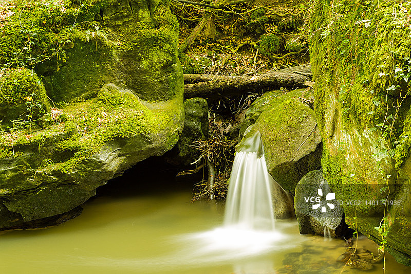 卢森堡森林中瀑布的风景图片素材
