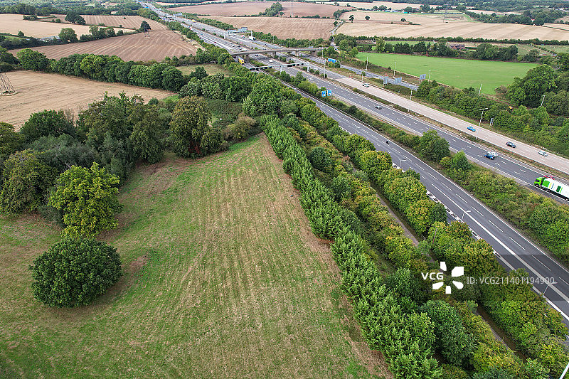 英国圣斯蒂芬M1和M25交汇处的英国高速公路的高角度视图图片素材