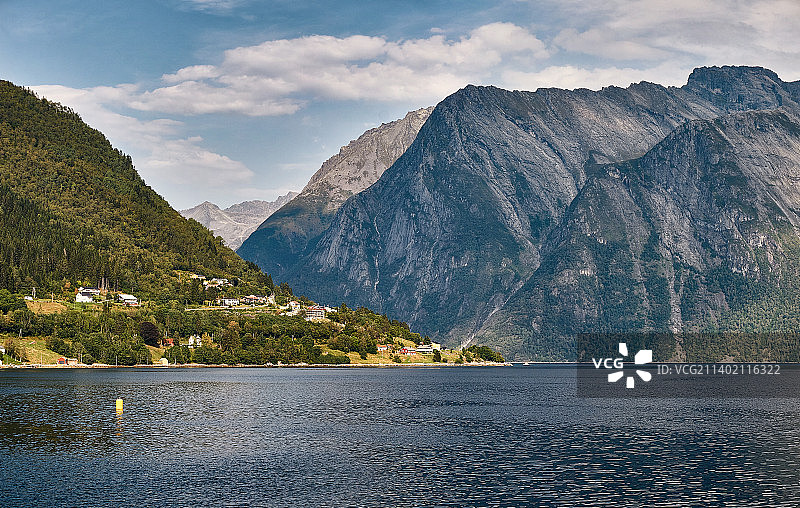 风景如画的湖泊，山对着天空，挪威图片素材