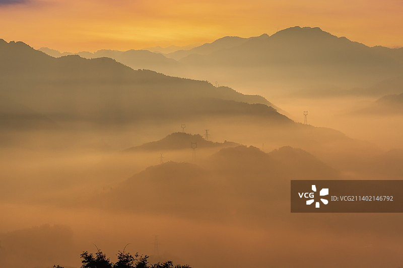 中国四川宜宾长宁双河镇橘色天空衬托山峦的剪影景色图片素材