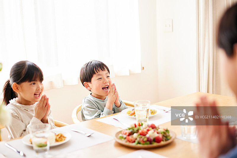 日本家庭在一起吃饭图片素材