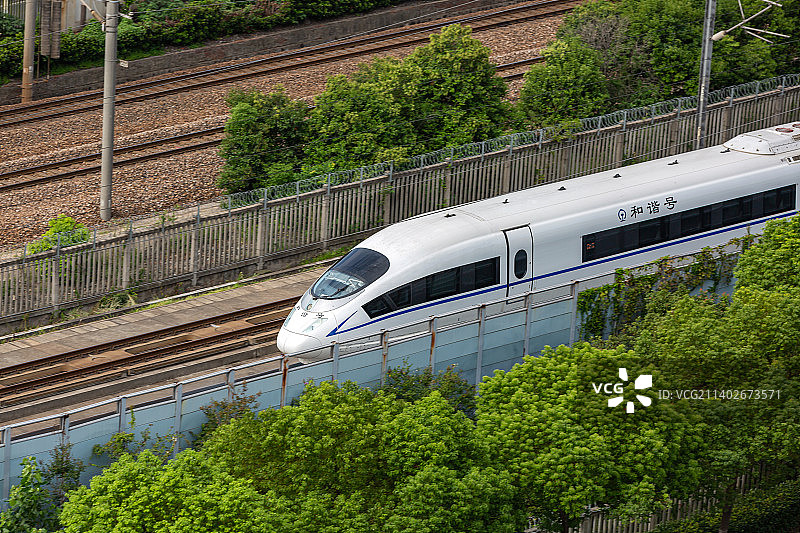 城际高铁沪宁铁路线无锡火车站和谐号高铁进站画面图片素材