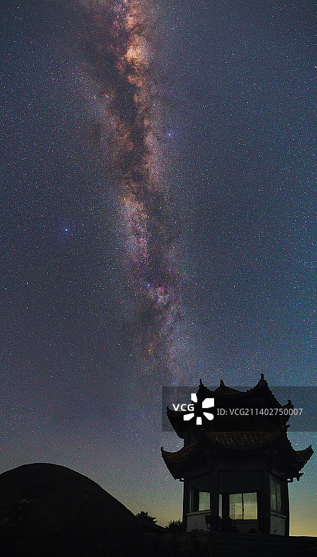 湖南长沙浏阳大围山七星峰的秋季竖直银河图片素材