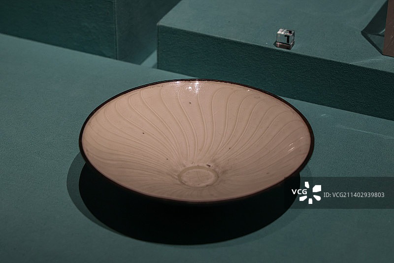 北宋定窑陶瓷文物：白釉刻花菊瓣笠式碗图片素材