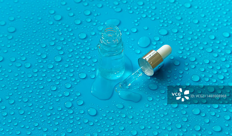 一瓶化妆品和液体滴，保湿玻尿酸图片素材