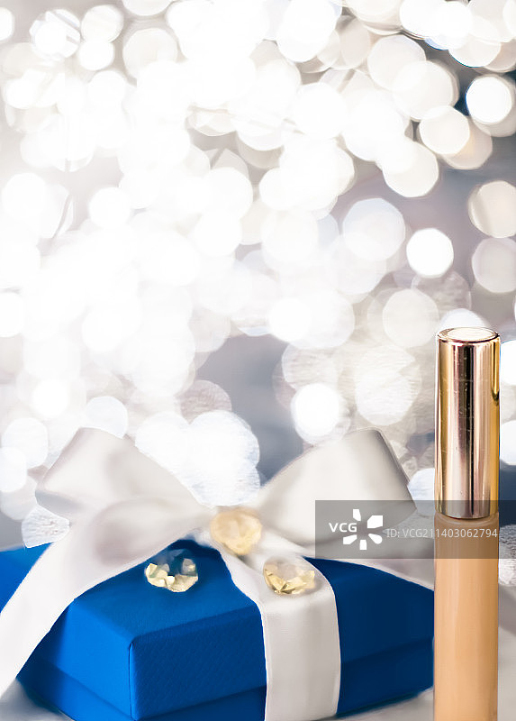 假日化妆粉底，遮瑕膏和蓝色礼盒，奢侈品图片素材