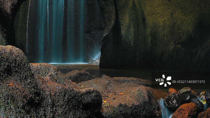 森林中瀑布的风景，中央公园瀑布，印度尼西亚图片素材