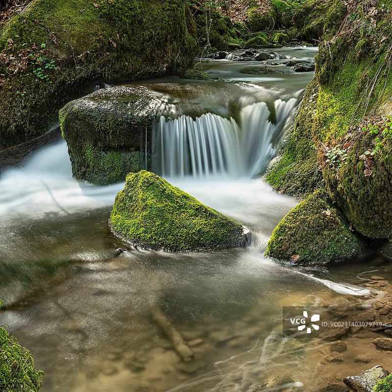 森林瀑布的风景，穆勒塔尔，格里文马赫，卢森堡图片素材