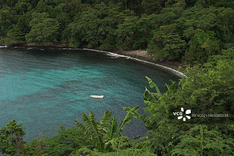 印度尼西亚帕亚岛的高角度海岸线，有岛屿和山丘图片素材