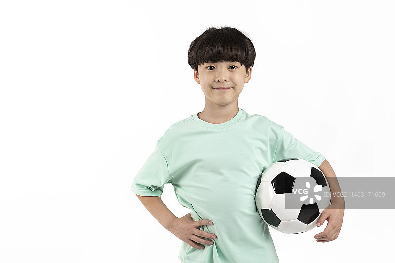 韩国年轻女孩穿着运动服，背景是白色的足球图片素材