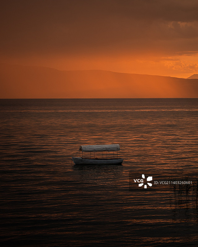 日落时分，奥赫里德湖上的小船图片素材