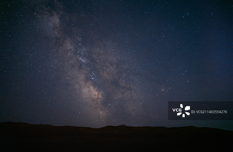新疆库木塔格沙漠的星空图片素材