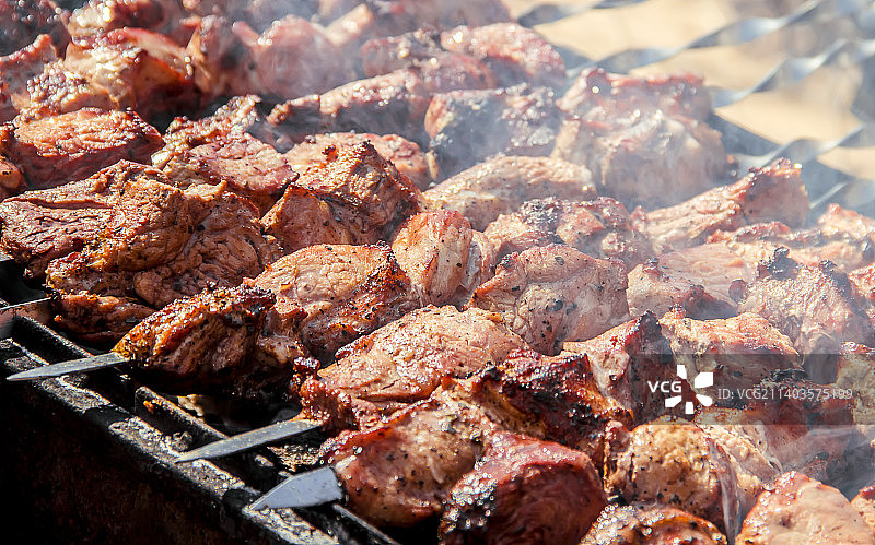 肉是在烤架上煎的选择性聚焦图片素材