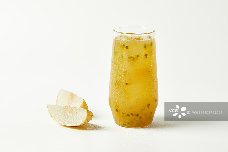 白色背景雪梨百香果果汁饮品图片素材