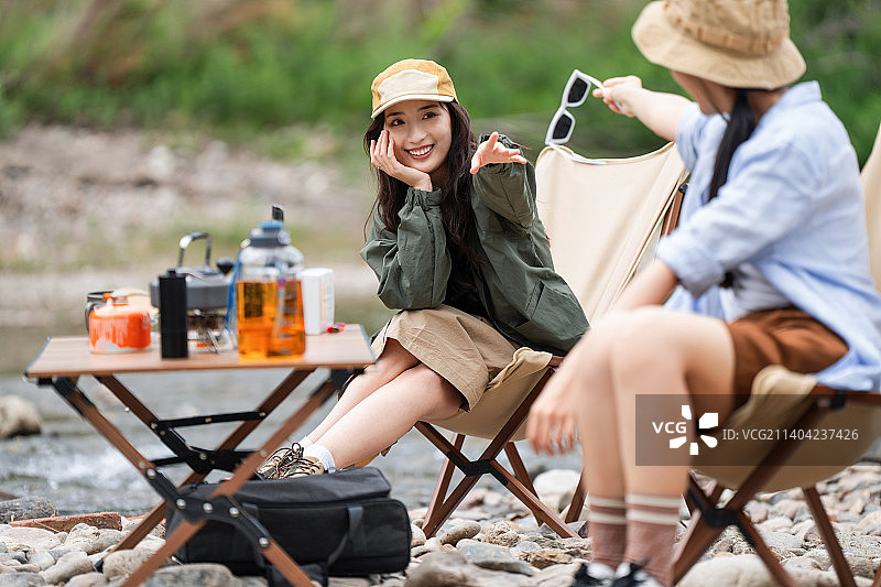 快乐的年轻女孩在河滩上露营图片素材