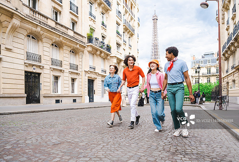一群快乐的年轻朋友在参观巴黎和埃菲尔铁塔，战神广场，法国图片素材