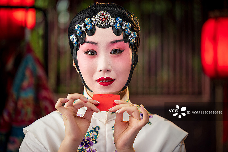 京剧女演员对着镜子化妆图片素材