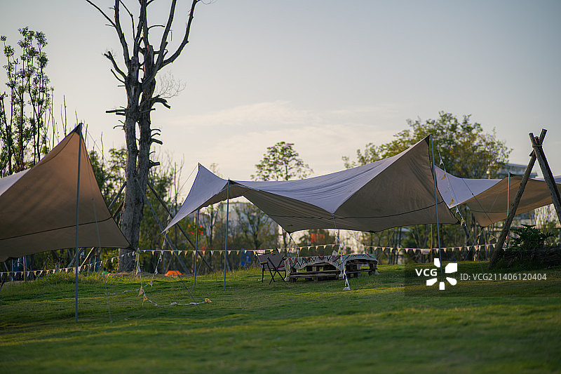 兴隆湖公园里露营的帐篷图片素材