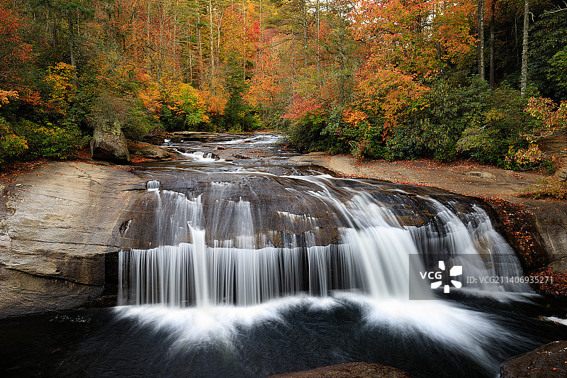 秋天森林中瀑布的风景图片素材