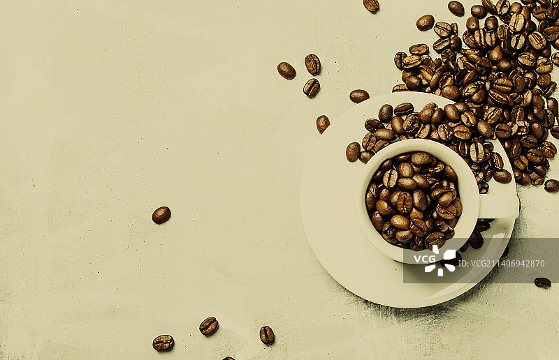 咖啡背景，在白色杯子里烘焙咖啡豆，俯视图图片素材