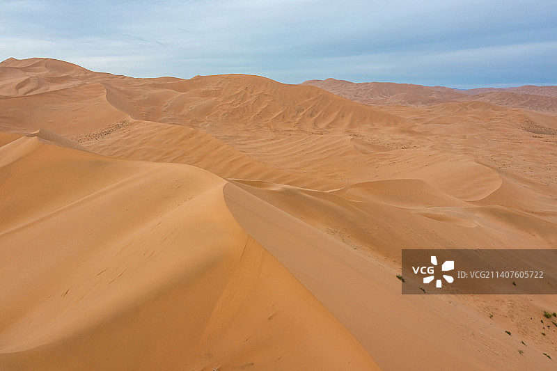 日落时巴丹吉林沙漠对天的景色图片素材