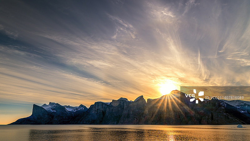 日落时分，加拿大山姆福特峡湾的海景图片素材