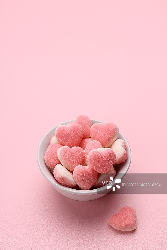 在粉色背景的碗里的粉色糖果特写，印尼贝卡西图片素材