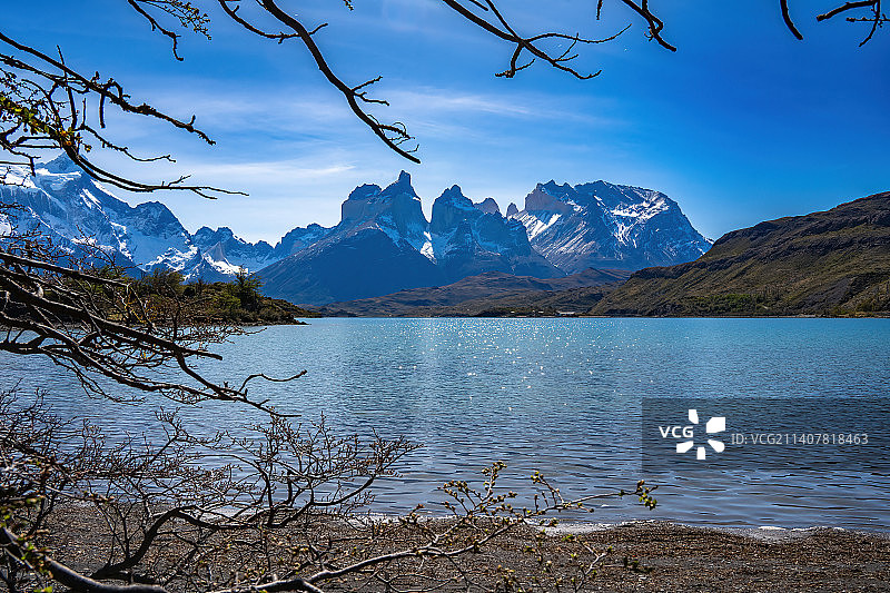 智利托雷斯·德尔·潘恩，群山映衬着天空的湖泊风景图片素材