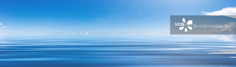 蓝天白云下的青海湖天空倒影图片素材