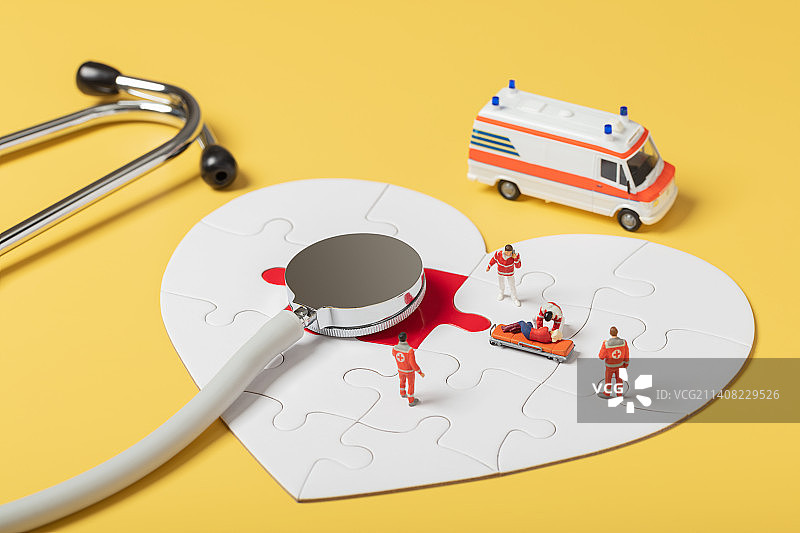 微缩创意心形拼图与救护车医生图片素材