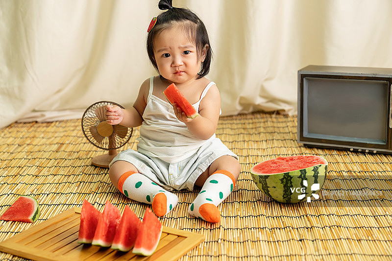 可爱的女宝宝吃西瓜图片素材