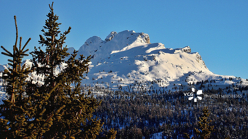 雪山映衬着湛蓝的天空图片素材