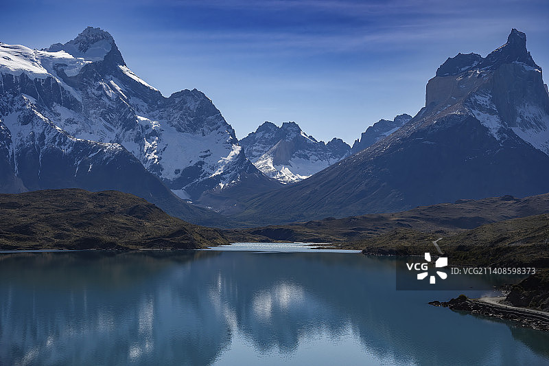 智利的托雷斯·德尔·潘恩，湖面和白雪皑皑的山脉映衬着天空的风景图片素材