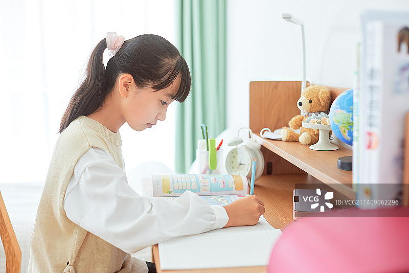 日本小孩在家学习图片素材