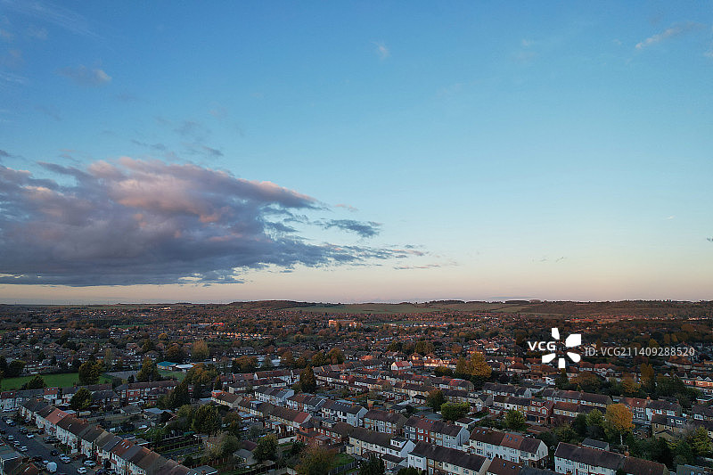 高角度镜头戏剧性的云和天空在城市，英国，英国图片素材