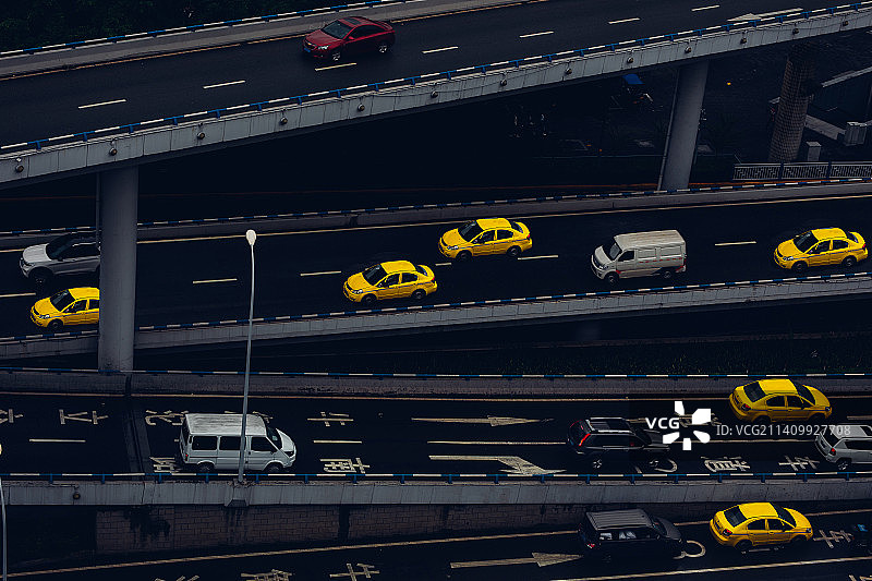 行驶在高架桥上的重庆出租车图片素材