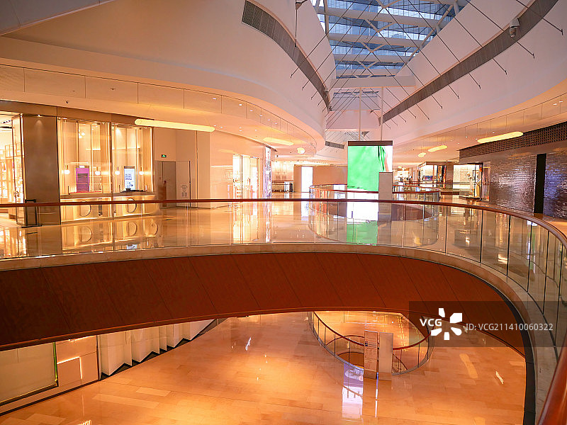 高档商场内部建筑装修结构与天然大理石水磨的地板有着独特的设计理念和建筑风格给予消费者轻松舒适高端雅致图片素材