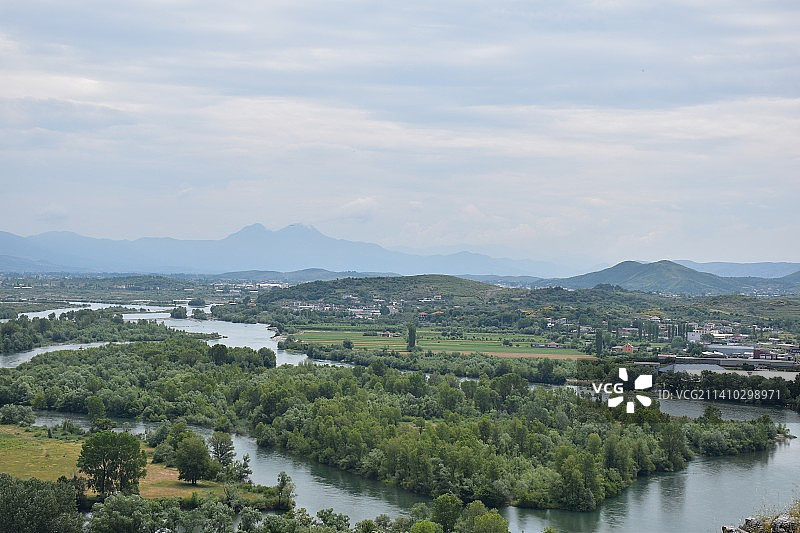 阿尔巴尼亚的Rruga Kala，山与天空映衬的河流风景图片素材