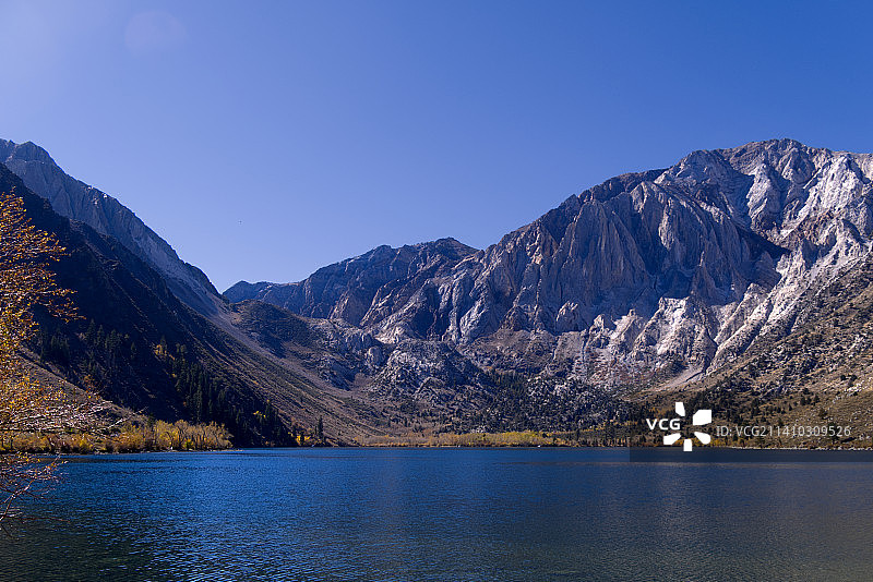 在美国加利福尼亚州的罪犯湖，清澈的蓝天下，湖泊和山脉的风景尽收眼底图片素材