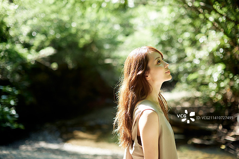 森林里的日本女人图片素材