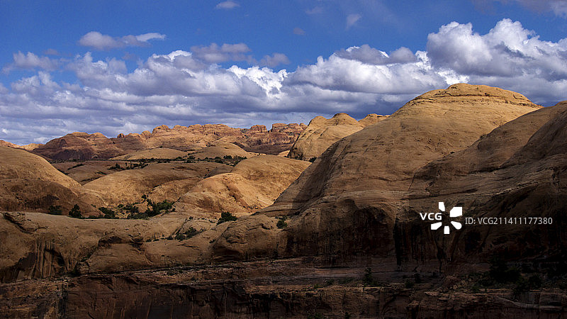 美国犹他州峡谷地国家公园，落基山脉与天空的映衬图片素材