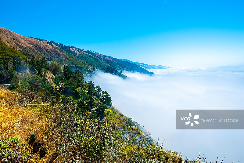 美国加利福尼亚州的大苏尔，蓝天映衬下的山景图片素材