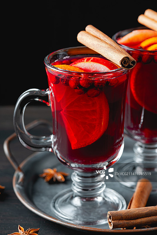 一杯热热热葡萄酒，在木制背景上加入橙子和香料，冬天的热饮料，斯塔夫罗波尔，斯塔夫罗波尔边区，俄罗斯图片素材