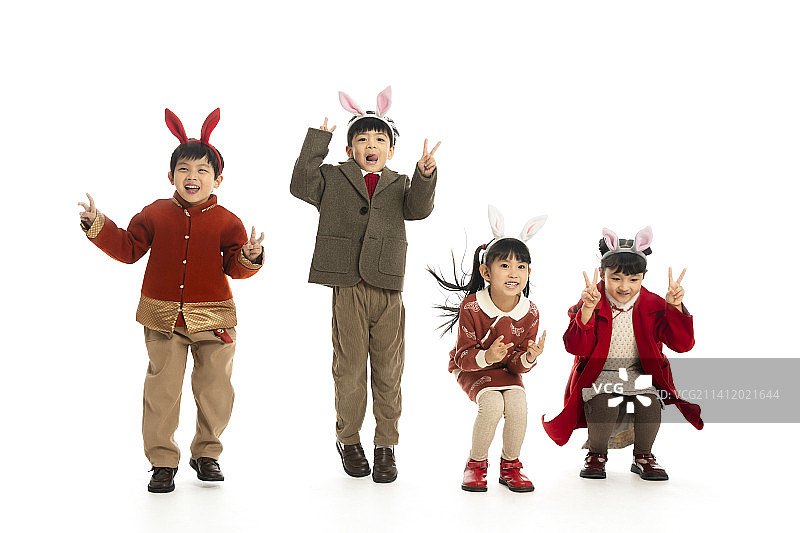 儿童庆祝春节系列：欢乐的小男孩和小女孩们扮演小兔子庆祝春节图片素材