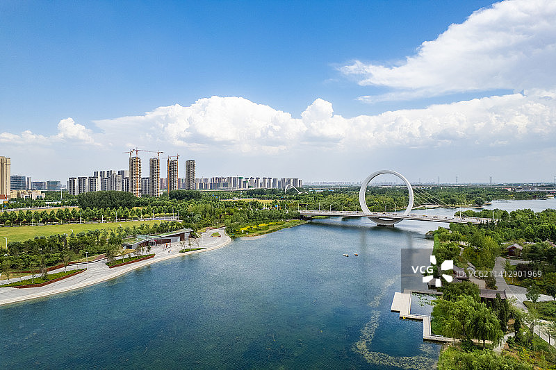河南郑州经济开发区蝶湖公园夏季城市户外风光高视角航拍图片素材