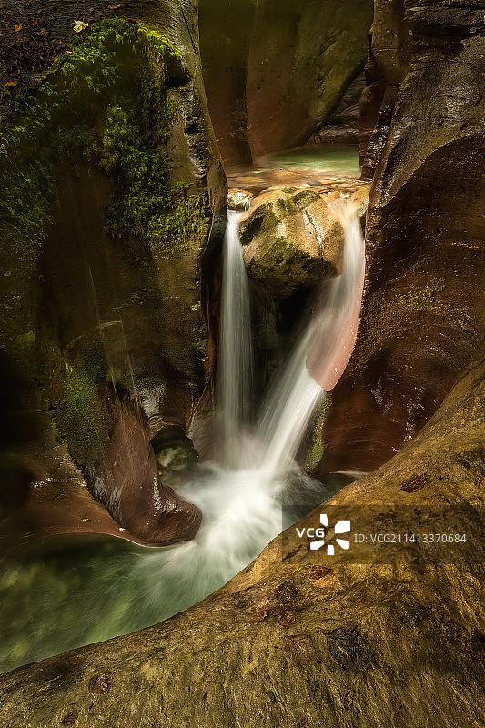 瑞士Gadmen森林瀑布的风景图片素材